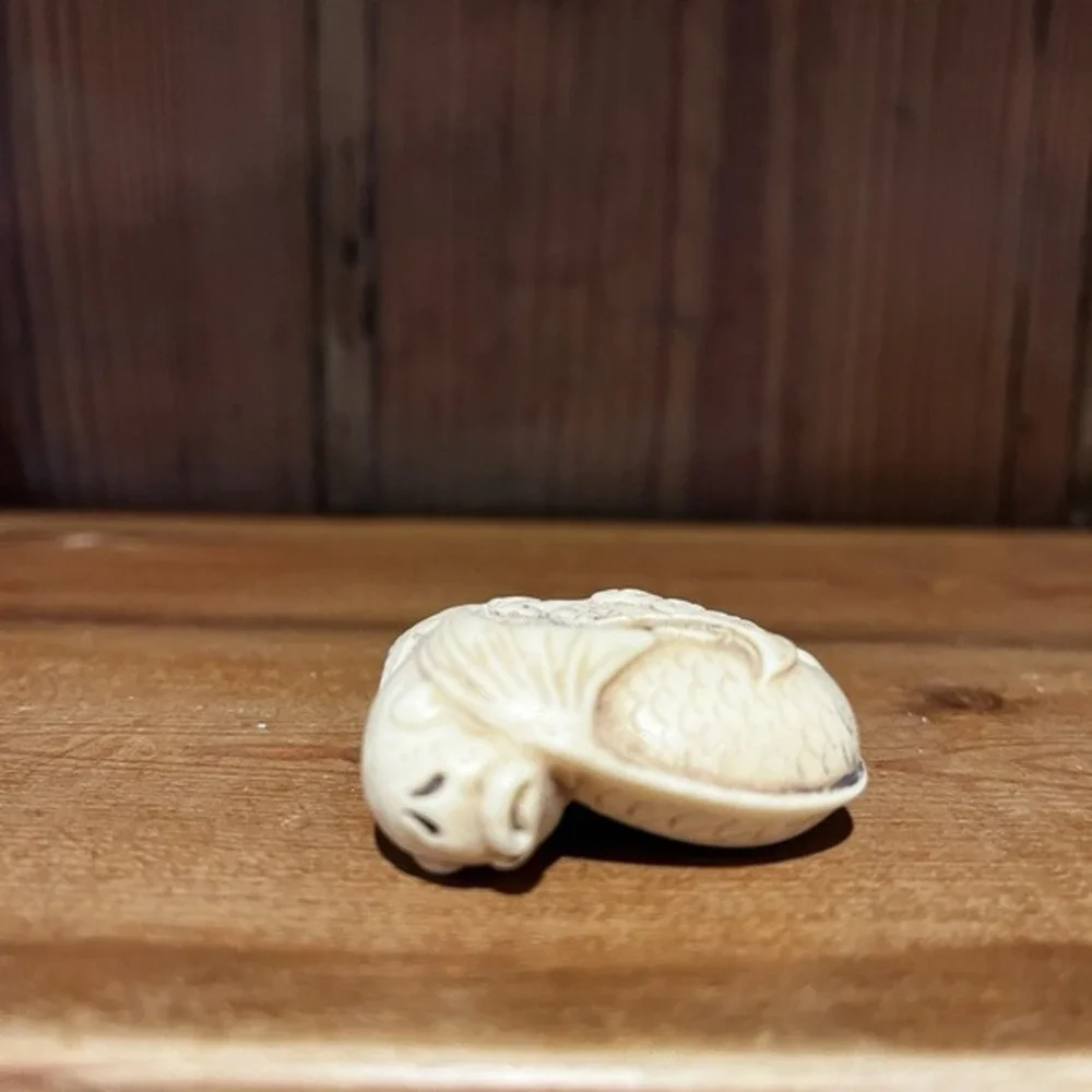 Japanese Netsuke Reproduction Resin  Ivoire‎ Double Fish Face 2